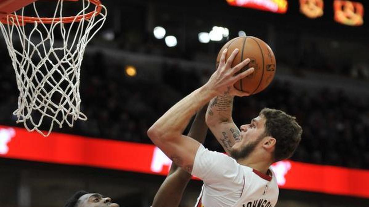 Tyler Johnson tira al aro por el Heat en el partido ante los Bulls, el 15 de enero de 2018 en Chicago.