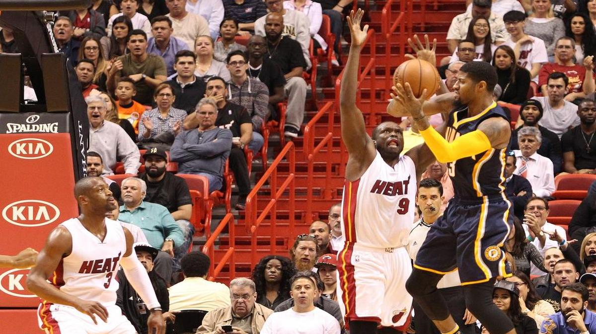 El jugador del Heat Luol Deng (#9) trata de evitar un pase de Paul George, de los Pacers, en el partido efectuado el lunes 4 de enero del 2015 en Miami.