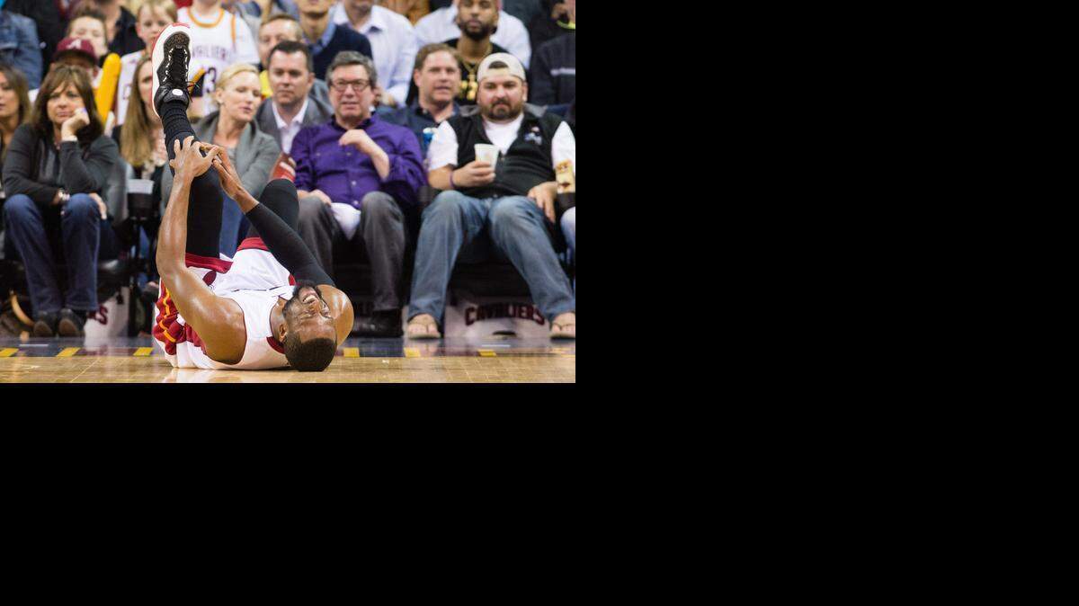 
DWYANE WADE se lesiona la rodilla el jueves en la segunda mitad del choque contra Cleveland.


