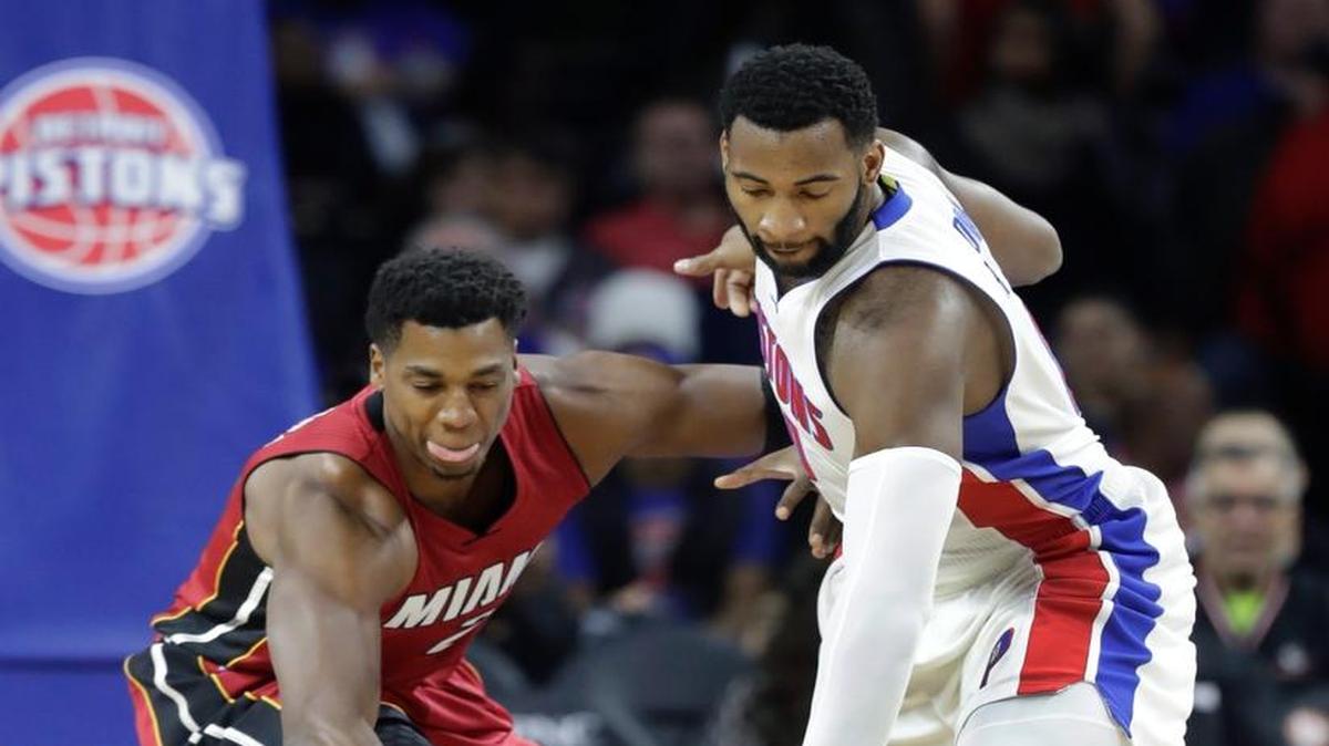 Hassan Whiteside (izq.) ni pudo con Andre Drummond en la derrota 107-84 ante los Pistons el miércoles. El centro del Heat solo anotó una canasta en la primera parte y apenas jugó 25 minutos.