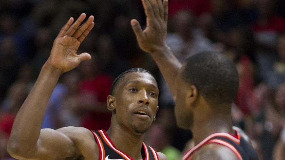 Josh Richardson (0) saluda a Dion Waiters (11) tras conseguir una canasta en el partido ante los Hornets el 1 de diciembre en el American Airlines Arena.