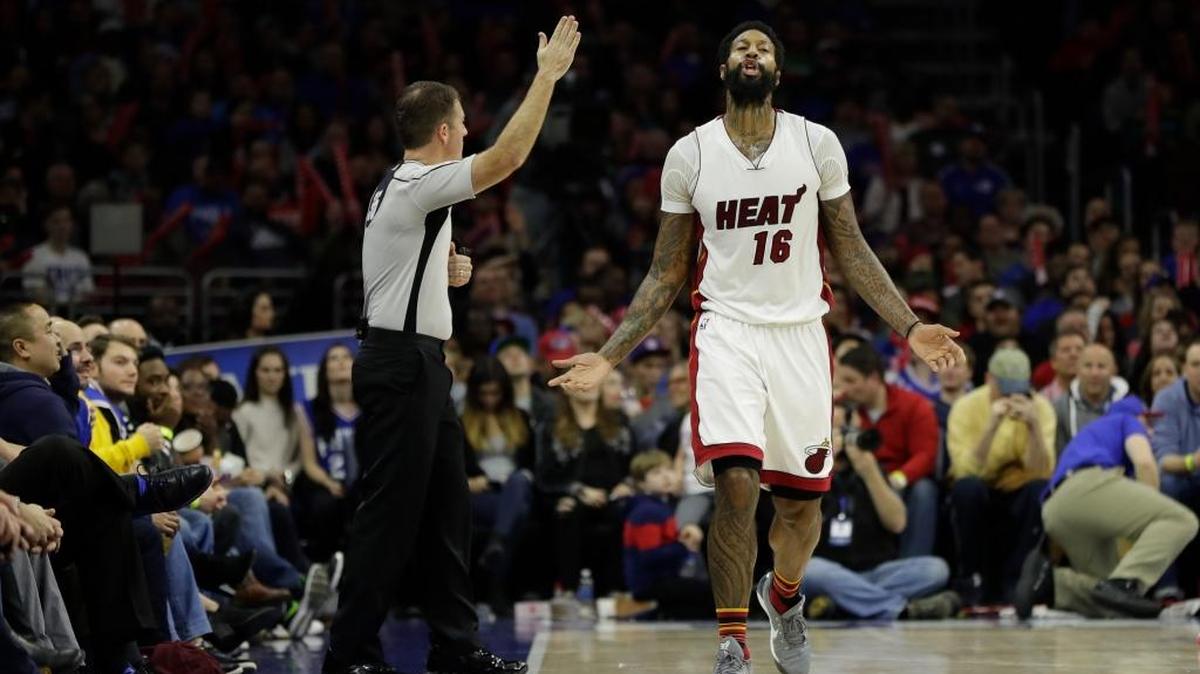 James Johnson, del Heat, en acción en el choque contra los 76ers, la noche del sábado 11 de febrero del 2017, en Filadelfia.