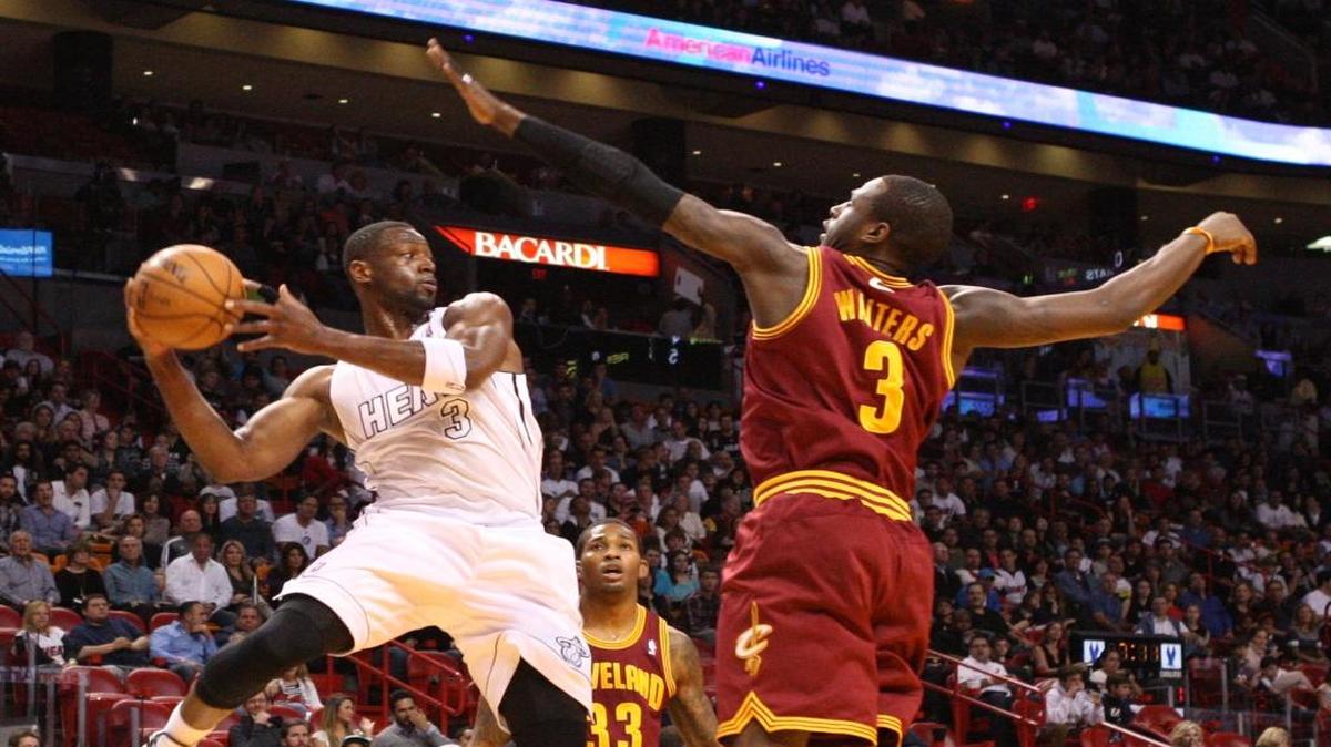 Dion Waiters (der.), con la camiseta de los Cavs, marca a Dwyane Wade, con la del Heat, el 24 de noviembre del 2012.