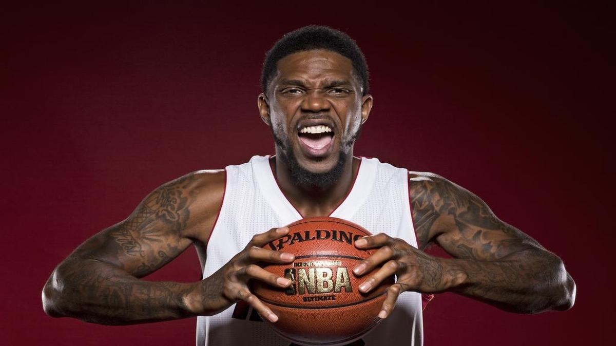 El capitán del Heat Udonis Haslem posa el Día de la Prensa en Miami.
