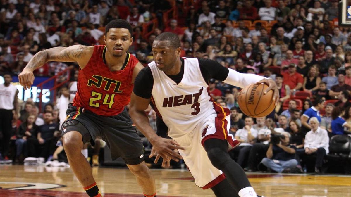 Dwyane Wade (der.) trata de penetrar al aro en el partido entre el Heat y los Hawks, el domingo 31 de enero del 2016 en Miami.