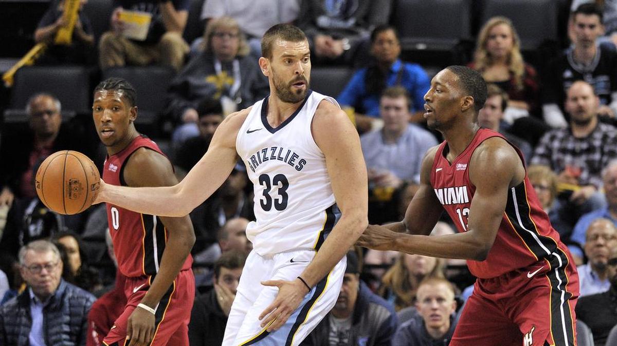 El centro de los Grizzlies Marc Gasol (33) trata de pasar la defensa de Bam Adebayo, del Heat, en el partido celebrado el 11 de diciembre de 2017 en Memphis.