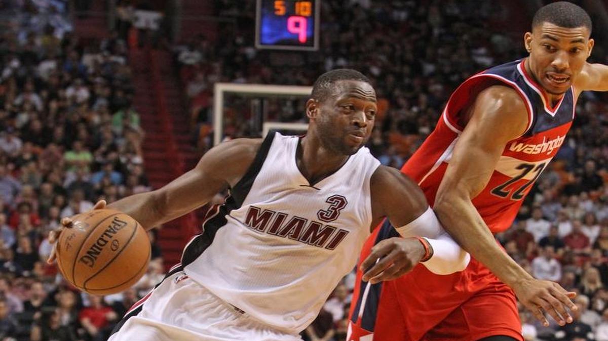 Dwyane Wade, del Heat, se escapa con la bola frente a los Wizards de Washingto, la noche del lunes 7 de diciembre en el AmericanAirlines Arena en Miami.