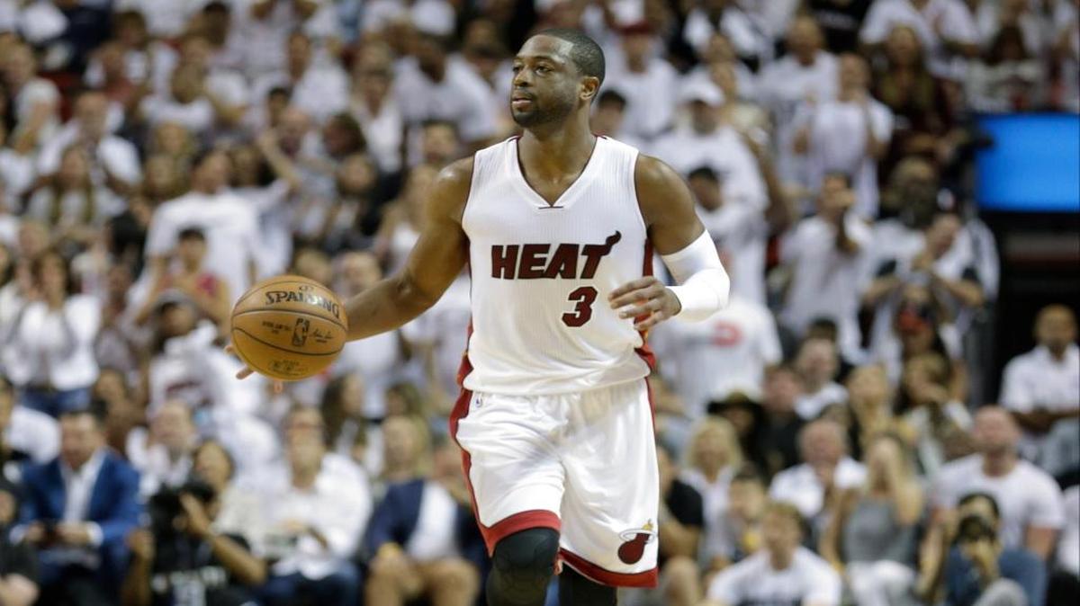El escolta del Heat Dwyane Wade baja el balón en el Juego 6 contra los Raptors, el 13 de mayo en el American Airlines Arena.