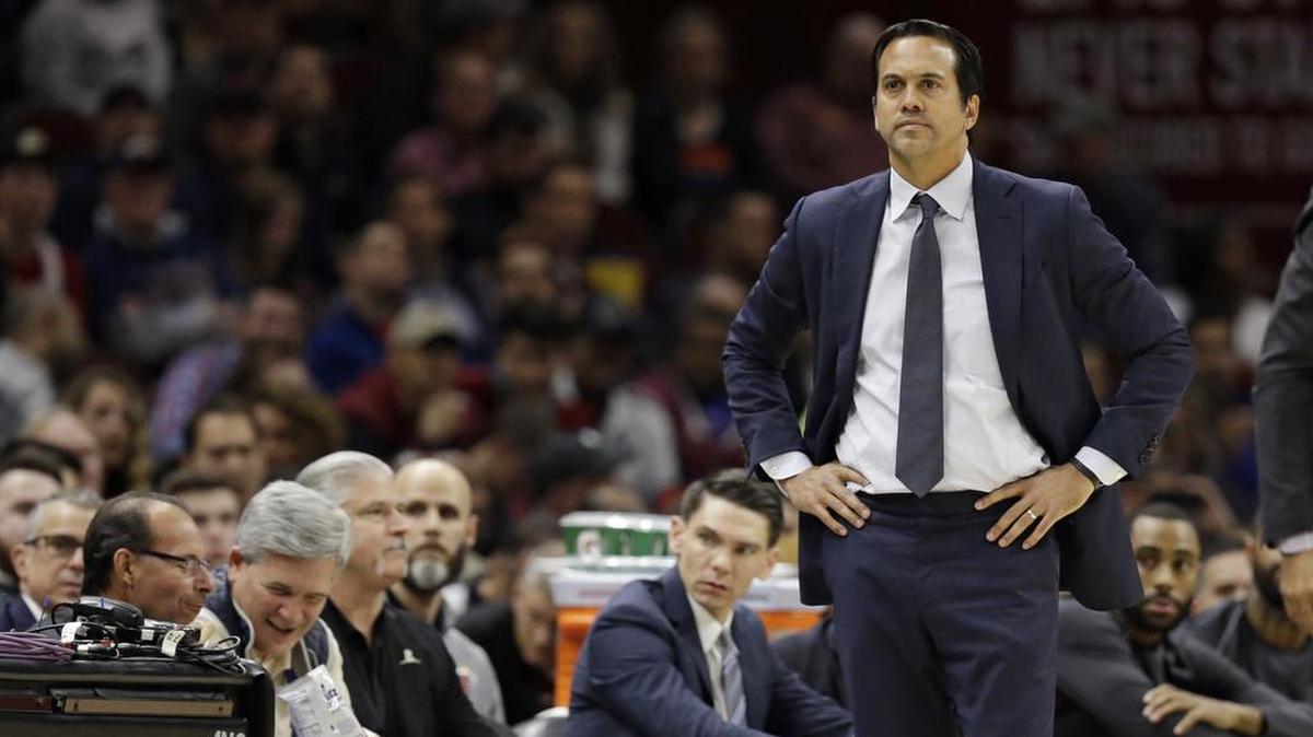 El coach Erik Spoelstra observa el partido entre el Heat y los Cavaliers, el 28 de noviembre del 2017 en Cleveland.
