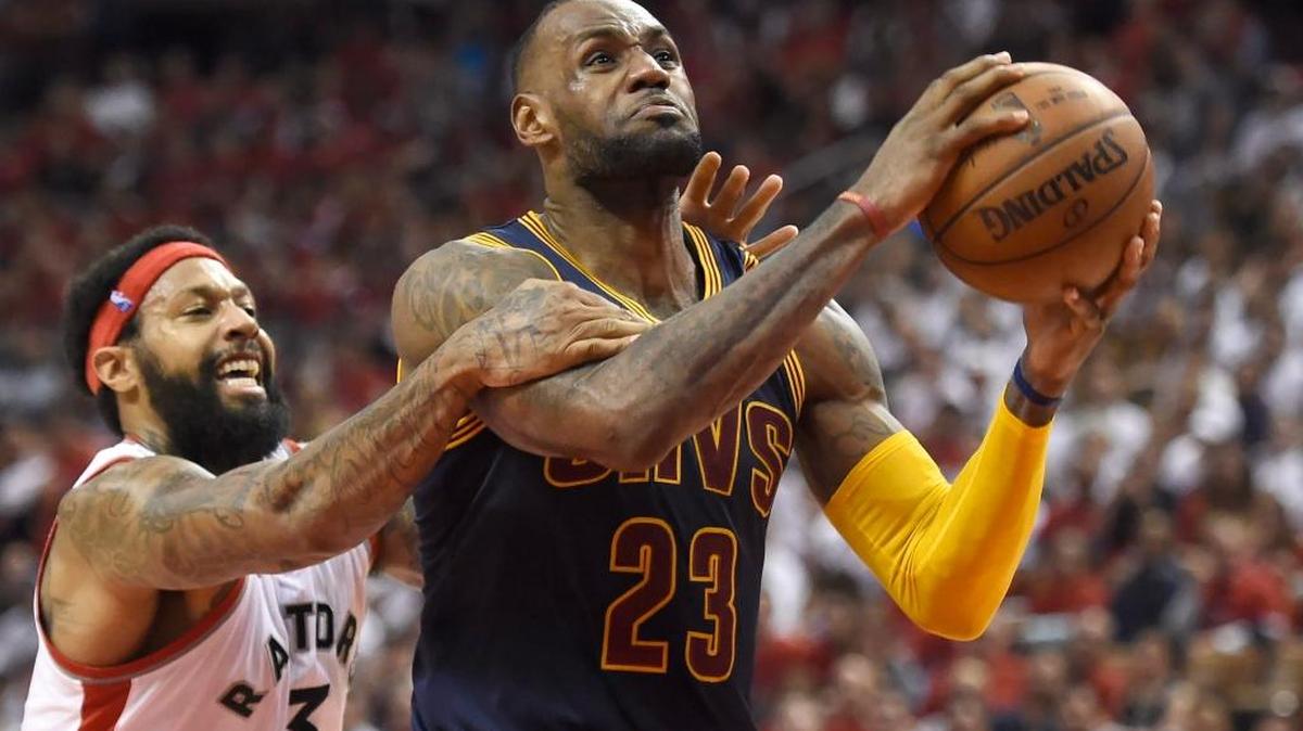 James Johnson, de los Raptors, comete una falta contra LeBron James, de los Cavaliers, en el sexto juego de la final de la Conferencia Este de la NBA, el viernes 27 de mayo del 2016, en Toronto. Los Cavaliers ganaron 113-87 y avanzaron a las finales de la NBA.