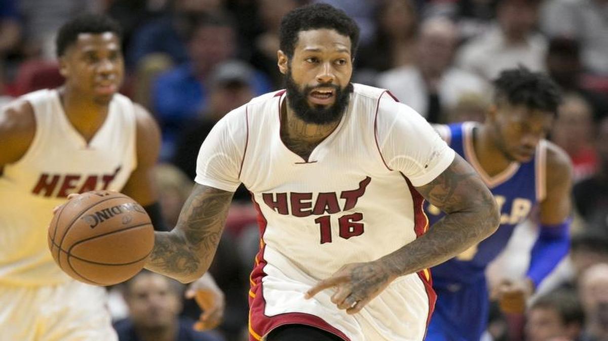 James Johnson (16), del Heat, escapa en el partido contra los 76ers en el AAA, el 4 de febrero del 2017.