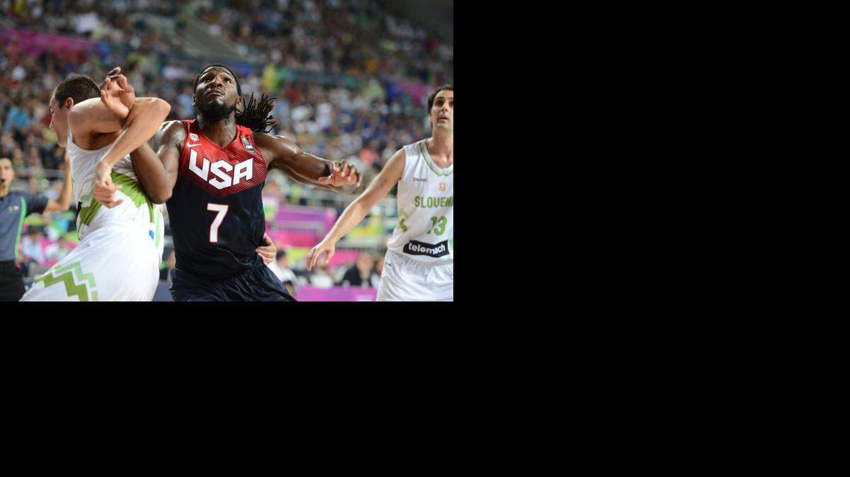 
El jugador de Estados Unidos Kenneth Faried (centro) busca un rebote entre dos jugadores de Eslovenia, en el partido celebrado el 9 de septiembre en el Mundial de básquetbol en Barcelona, España.


