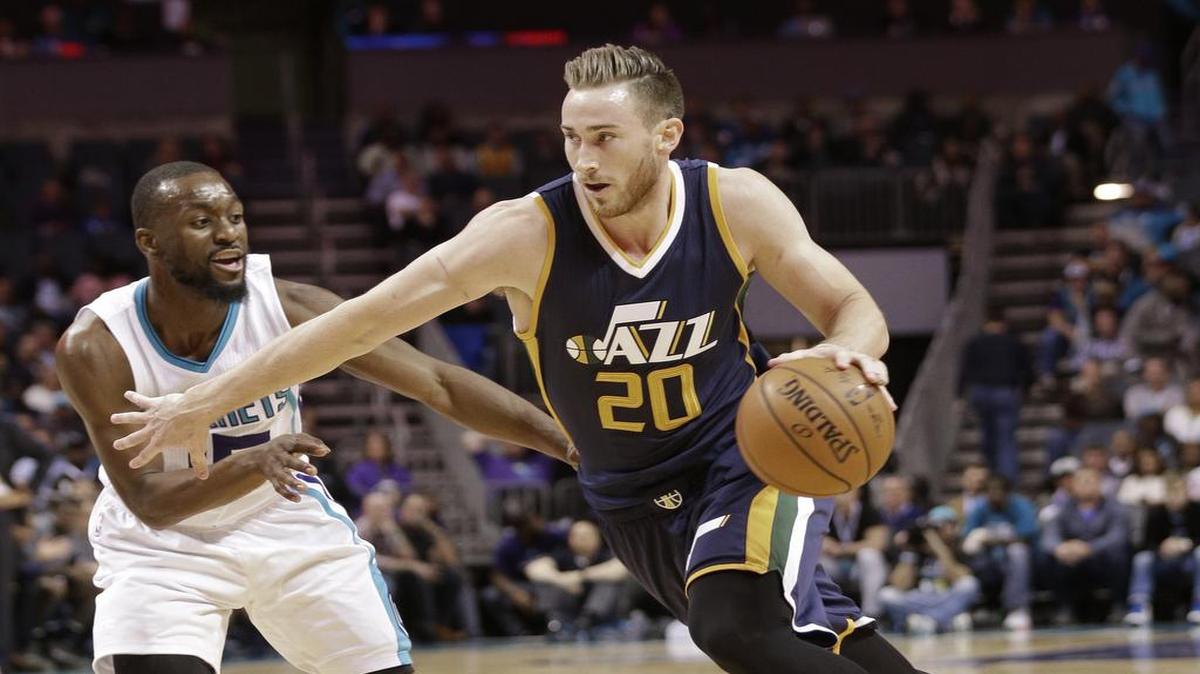 Gordon Hayward (20), del Jazz, es marcado por Kemba Walker (15), de los Hornets, en Charlotte, N.C., en noviembre del 2016.