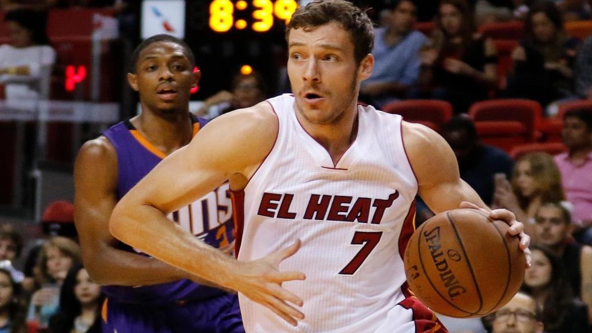 Goran Dragic (7), del Heat, supera a Brandon Knight, de los Suns, el 2 de marzo del 2015 en Miami.