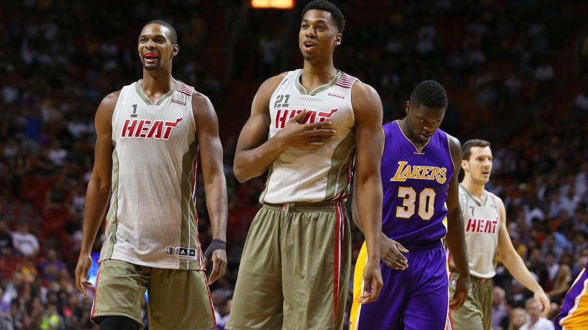 Chris Bosh (izq.) y Hassan Whiteside, del Heat, celebran una buena jugada en el triunfo sobre los Lakers, la noche del martes 10 de abril del 2015 en el AmericanAirlines Arena en Miami.