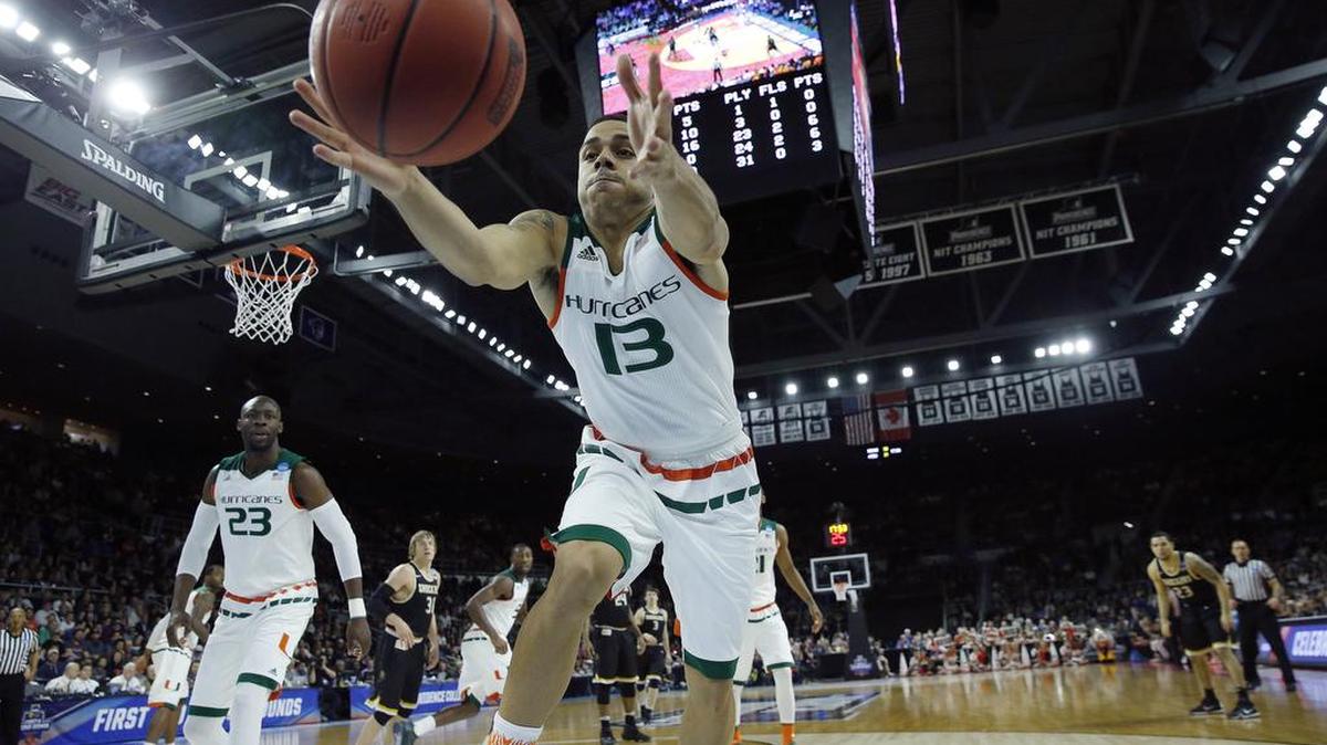 Ángel Rodríguez, de los Huracanes, trata de atrapar una bola perdida en el juego contra Wichita State, por la NCAA, en Providence, R.I., el sábado 19 de marzo del 2016. Miami ganó 65-57.