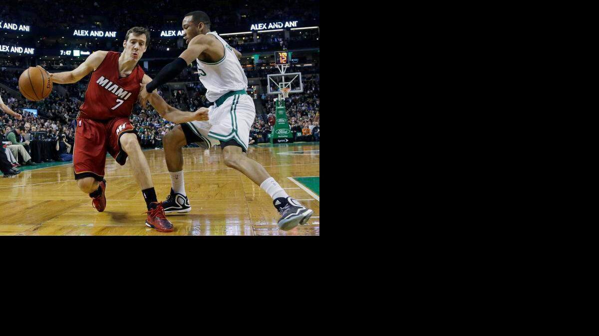 
GORAN DRAGIC conduce el balón contra la marca de Avery Bradley.


