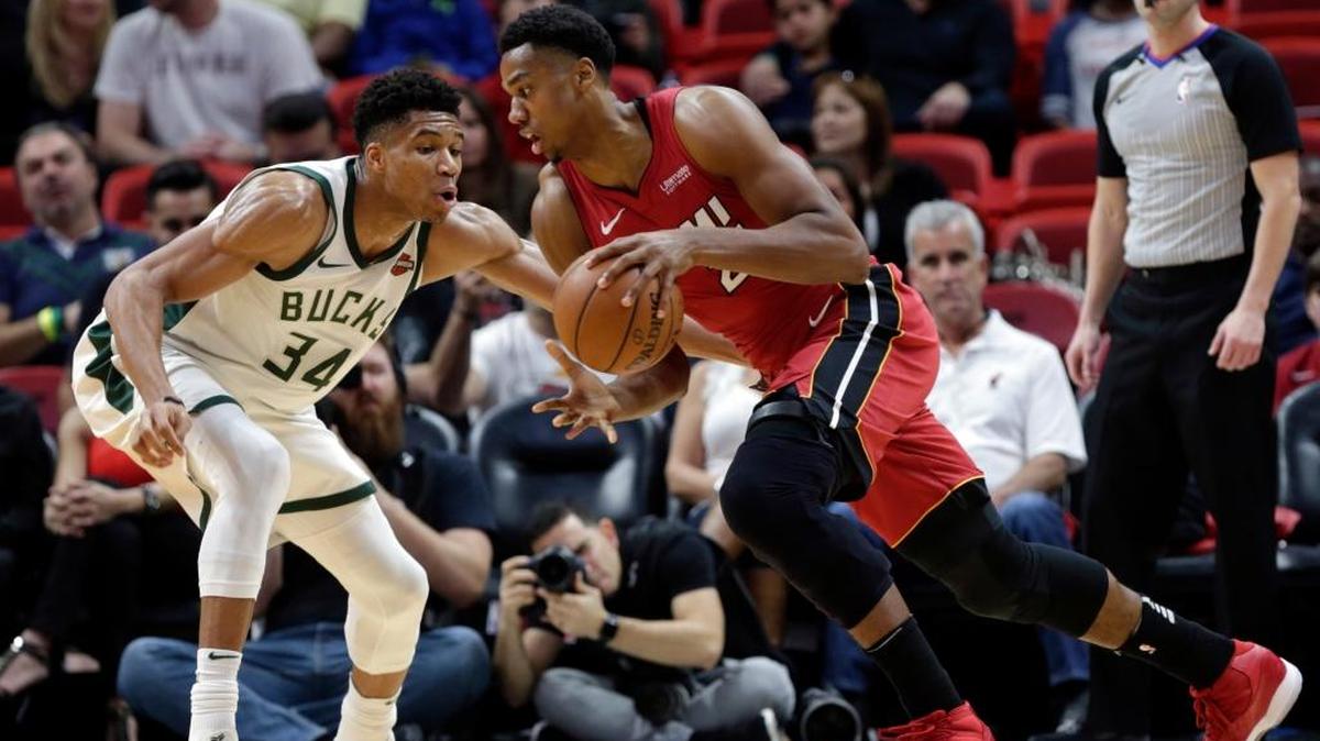 El centro del Heat Hassan Whiteside conduce la pelota ante la marca de Giannis Antetokounmpo, de los Bucks, en el partido celebrado el domingo 14 de enero de 2018 en Miami.