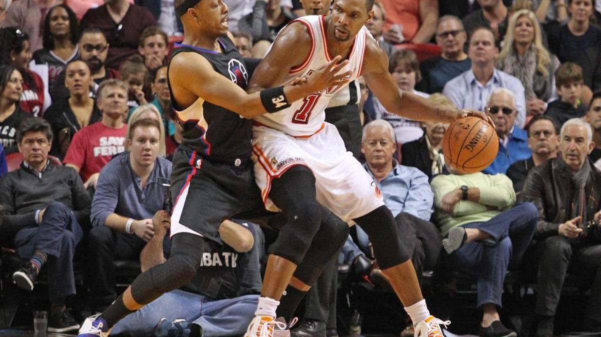 Chris Bosh, del Heat, es marcado por Paul Pierce, de los Clippers de Los Ángeles, en el tercer cuarto, el domingo 7 de febrero del 2016 en el AmericanAirlines Arena.