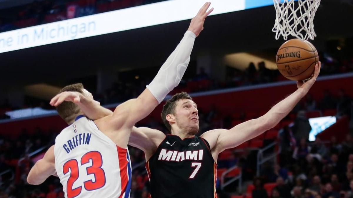 El armador del Heat Goran Dragic (7) anota una canasta ante la marca de Blake Griffin (23), de los Pistons, este 3 de febrero en Detroit.