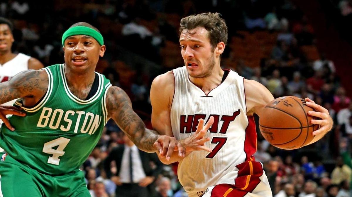 Goran Dragic, del Heat, se dirige a la canasta marcado por Isaiah Thomas (4), de los Celtics, en el AmericanAirline Arena en Miami, la noche del 28 de noviembre del 2016.