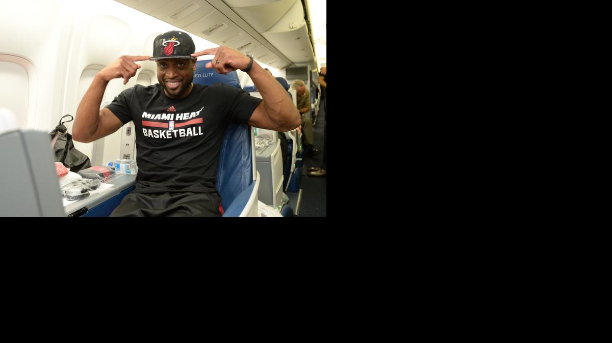 
Dwyane Wade posa en el avión que trasladó al Heat de Miami a Brasil para el partido de pretemporada contra los Cavaliers, el 7 de octubre del 2014.


