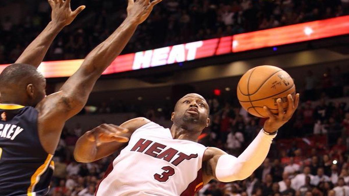 Dwyane Wade entra al aro para anotar la canasta que envió a tiempo extra el partido entre el Heat y los Pacers de Indiana, el lunes en Miami.