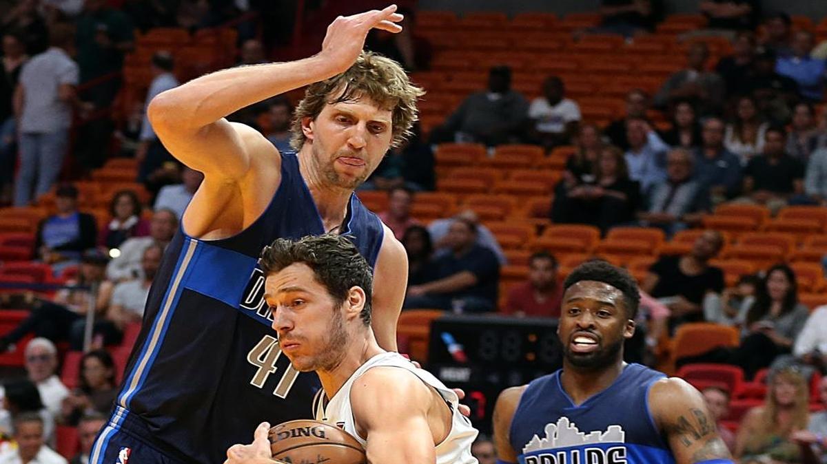 El armador del Heat Goran Dragic trata de entrar al aro ante la marca de Dirk Nowitzki, de los Mavericks, en el primer cuarto del partido celebrado el 19 de enero del 2017, en Miami.