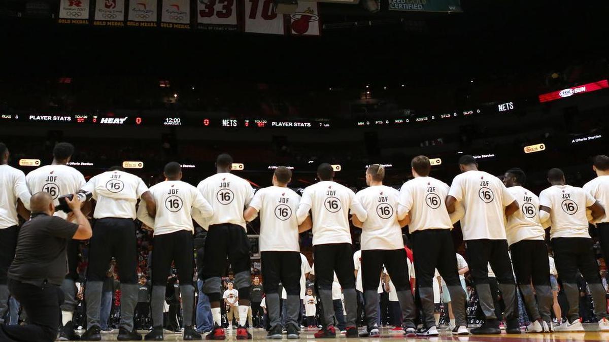 Los jugadores del Heat guardan un minuto de silencio a la memoria del picther cubano José Fernández, fallecido en un accidente de bote a finales de septiembre, en el partido de pretemporada ante los Nets, el 11 de octubre del 2016 en Miami.