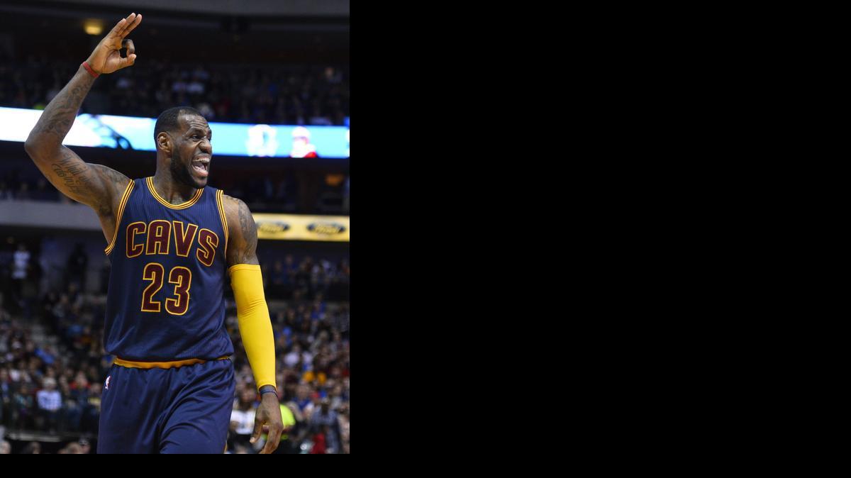 
LeBron James de Cavaliers celebra tras encestar ante Mavericks hoy, martes 10 de marzo de 2015, durante un juego de la NBA en el American Airlines Center de Dallas, Texas (EE.UU.). Los Cavaliers ganaron 127-94 detrás 27 puntos de James.
 