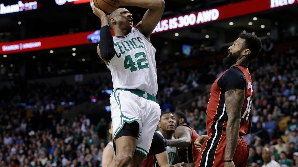 El dominicano Al Horford (42), de los Celtics, se dispone a lanzar sobre James Johnson (16), del Heat, la noche del domingo 26 de marzo del 2017, en Boston.