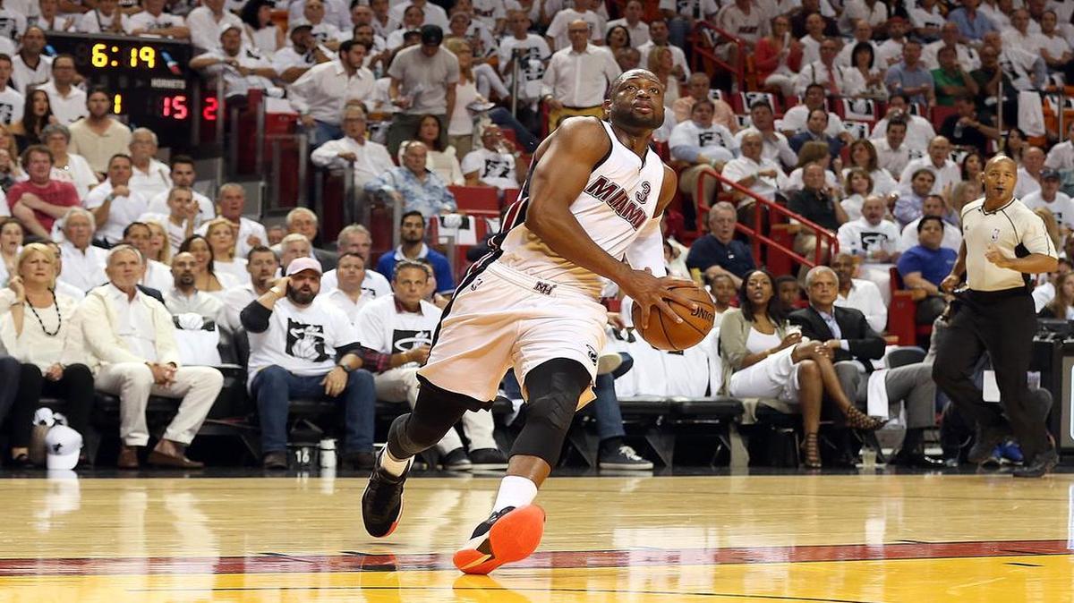 Dwyane Wade entra al aro por el Heat en el partido contra Charlotte, celebrado el 20 de marzo del 2016 en Miami.