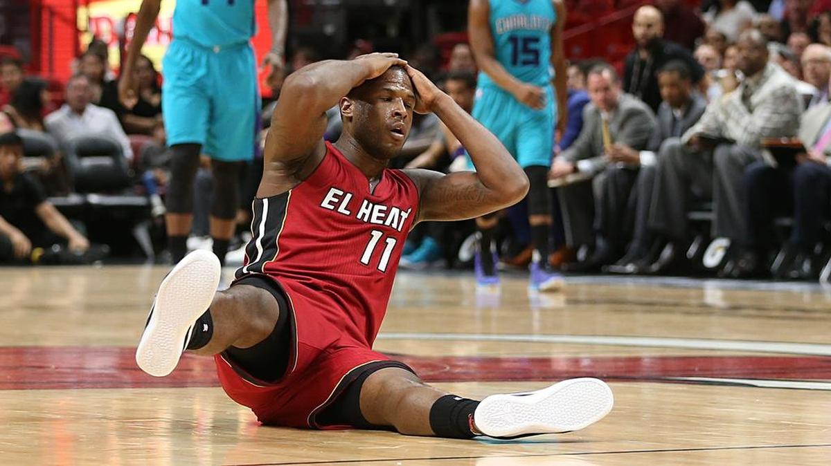 El jugador del Heat Dion Waiters reacciona luego de una falta en un partido contra los Hornets, el 8 de marzo de 2017.