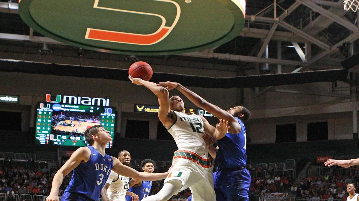 El jugador de Miami James Palmer (centro) trata de anotar la canasta ante la marca de Matt Jones, de la Universidad de Duke, en el partido efectuado el 25 de enero del 2015 en en BankUnited Center, en Coral Gables.
