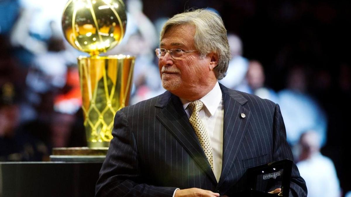 El propietario del Heat Mickey Arison participa en la ceremonia de entrega de los anillos de campeones al equipo de Miami el 30 de octubre del 2012.