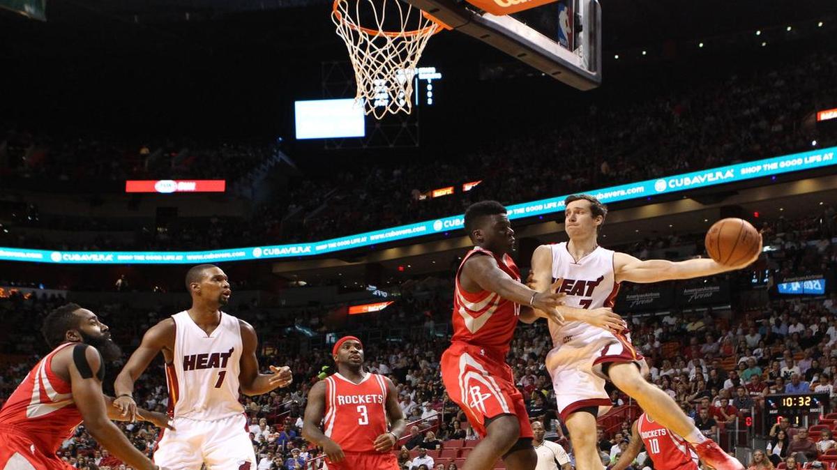 El armador de Miami Goran Dragic (der.) pasa la bola en el primer cuarto del partido contra los Rocktes, el 1ro de noviembre del 2015 en Miami.
