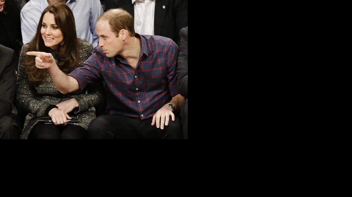
El príncipe Guillermo de Gran Bretaña y su esposa Catalina, la duquesa de Cambridge, observan el partido del lunes 8 de diciembre de 2014, entre los Cavaliers de Cleveland y los Nets de Brooklyn en Nueva York. Los Cavaliers ganaron 110-88. 
