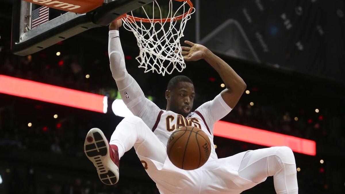 El escolta de los Cavaliers Dwyane Wade (9) clava la pelota en el partido contra los Hawks, el 30 de noviembre de 2017 en Atlanta.