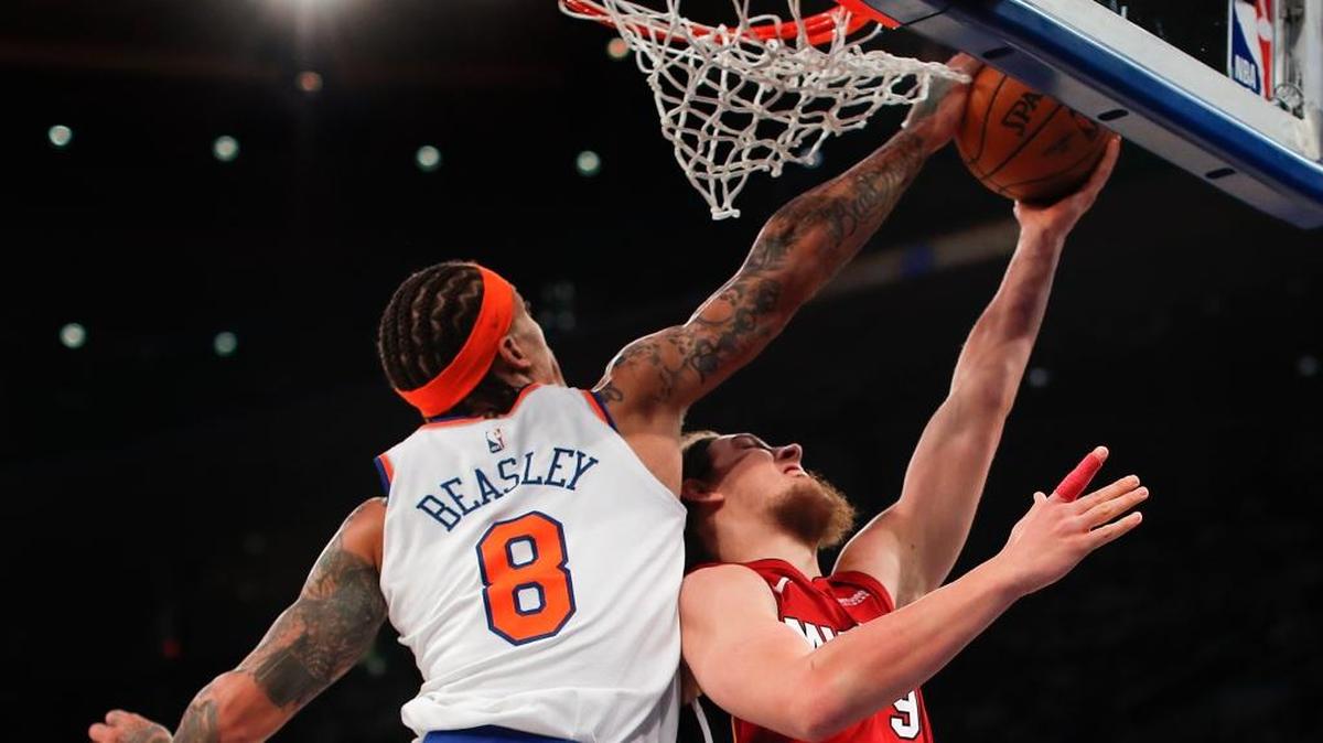 El jugador de los Knicks Michael Beasley (8) bloquea un tiro de Kelly Olynyk, del Heat, en el partido celebrado el 29 de noviembre de 2017 en Nueva York.