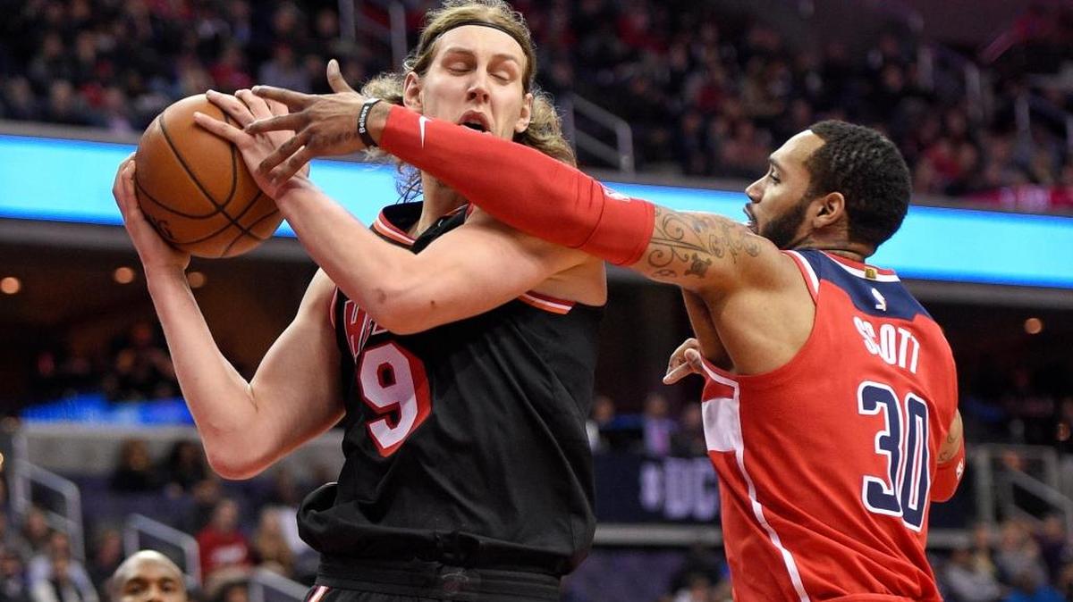 El centro suplente del Heat Kelly Olynyk (9) batalla por el balón con el jugador de los Wizards Mike Scott (30), el 17 de noviembre, en el triunfo del quinteto de Miami en Washington.