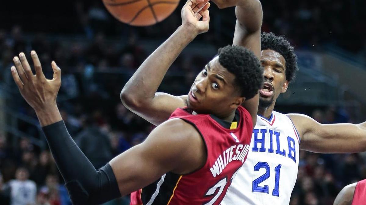 Joel Embiid (21), de los Sixers, y Hassan Whiteside, del Heat, luchan por la pelota en el segundo cuarto, la noche del lunes 21 de noviembre del 2016 en Wells Fargo Center en Filadelfia, Pa.