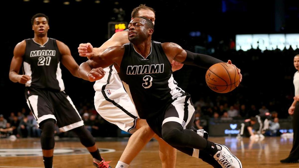 Dwyane Wade (der.) anotó 28 puntos y fue el máximo anotador del Heat contra los Nets, el miércoles 16 de diciembre del 2015 en Brooklyn.