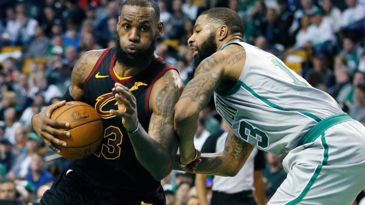 El delantero de los Cavalers LeBron James(der.) trata de evadir el marcaje del delantero de los Celtics Marcus Morris, el 11 de febrero en Boston. Este domingo volverán a verse las caras.