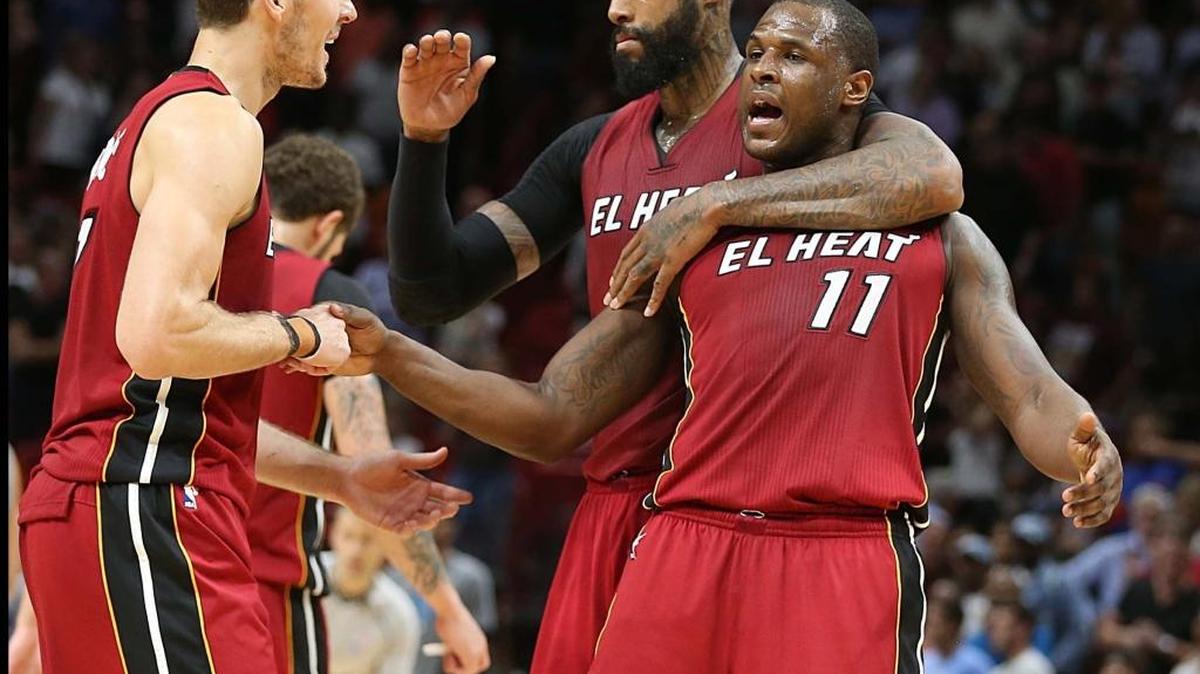 James Johnson, del Heat, abraza a Dion Waiters (11) y Goran Dragic se suma al festejo el 8 de marzo pasado.