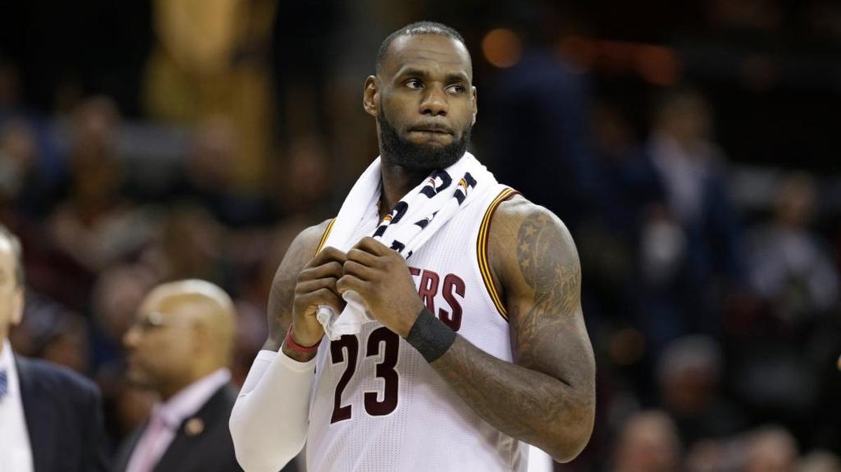 LeBron James, de los Cavaliers de Cleveland, se toma un descanso en el partido contra los Nets el 27 de enero.