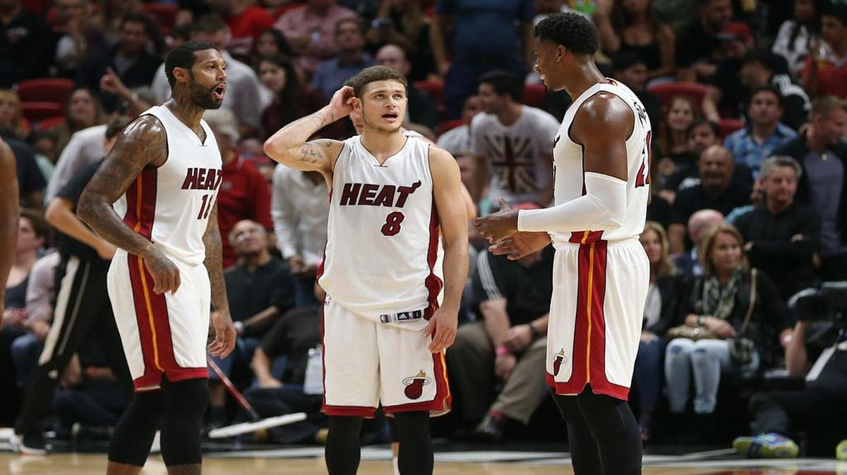 James Johnson (izq.), Tyler Johnson (8) y Hassan Whiteside, del Heat, en el partido contra los Bucks, en el AmericanAirlines Arena en Miami el 17 de noviembre del 2016.