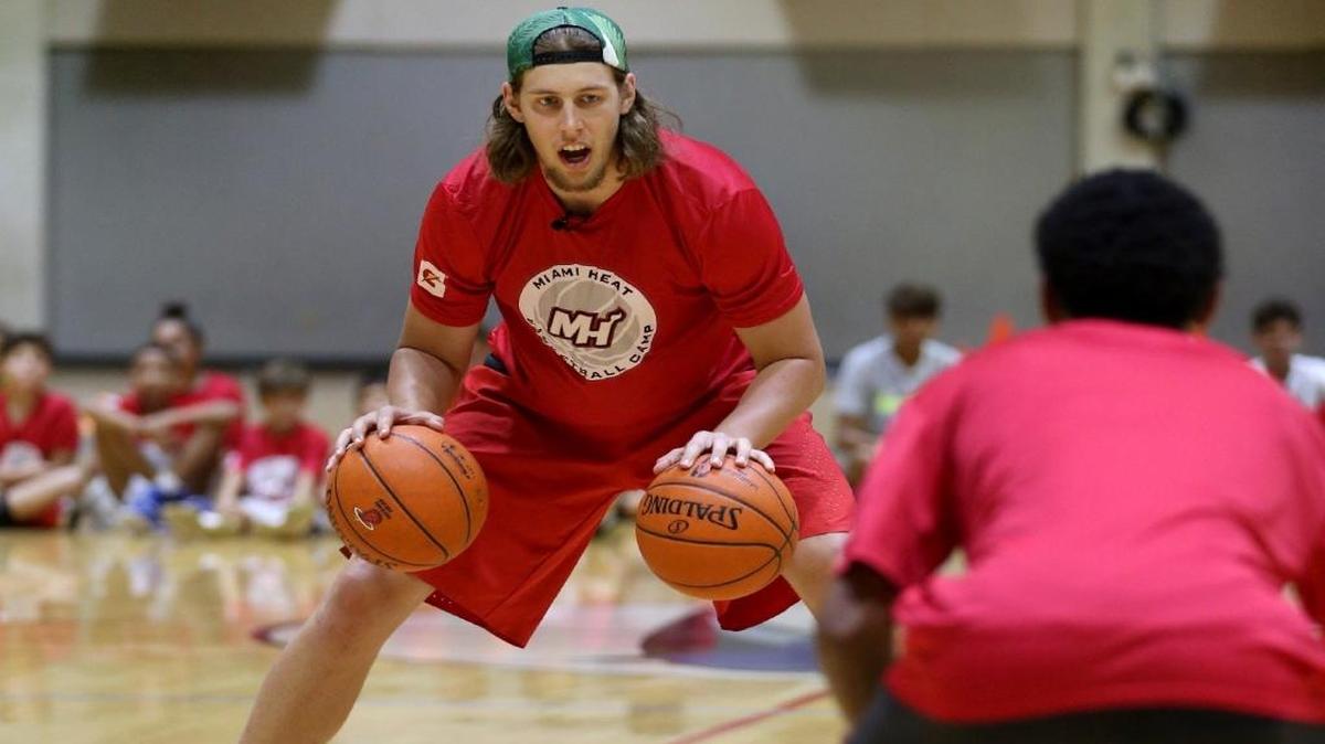 Kelly Olynyk muestra sus habilidades con la bola en el campamento del Heat, en Kendall, el miércoles pasado.
