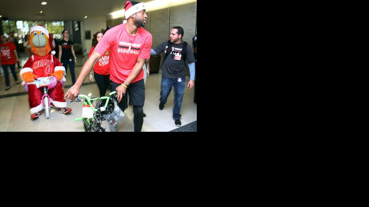 
Dwyane Wade lleva una bicicleta para regalarla a un niño en el hospital, el lunes.
