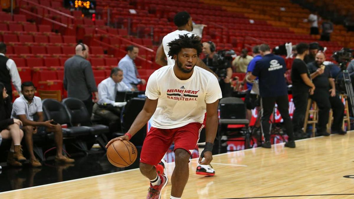 JUSTICE WINSLOW parece estar completamente recuperado. Aquí durante una práctica con el Heat el 14 de diciembre del 2016 en Miami.