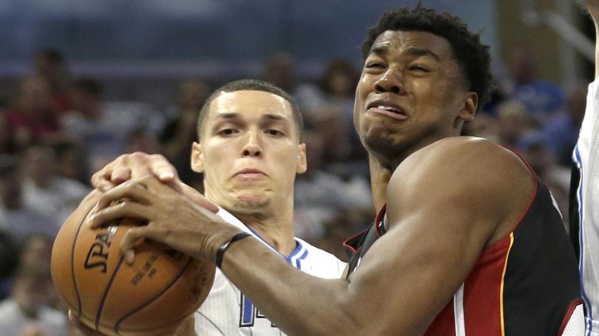 El centro del Heat Hassan Whiteside (der.) trata de anotar ante la marca del jugador del Magic Aaron Gordon, el 26 de octubre en el inicio de la temporada en Orlando.